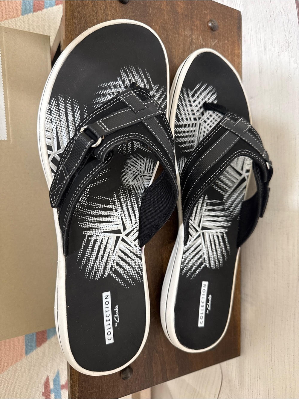 BNIB Clarks Cloudsteppers Brinkley Jazz Women’s Size 11 Black Thong Sandals